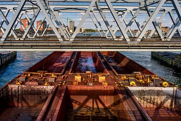Lastkähne unter der Eisenbahnbrücke Dordrecht von Eugene Winthagen
