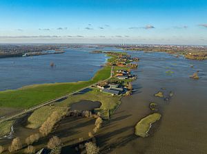 IJssel mit überschwemmten Auen bei Hattem nach dem Sturm