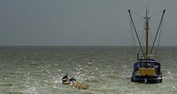 Vissers op weg naar hun schip.