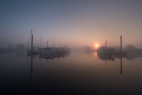 Mistige zonsopkomst bij haven Maurik