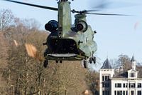Chinook helikopter landt bij een kasteel
