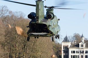 Chinook Hubschrauber landet bei einer Burg