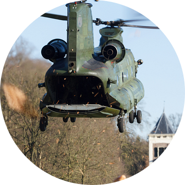 Chinook helikopter landt bij een kasteel van Arjan van de Logt