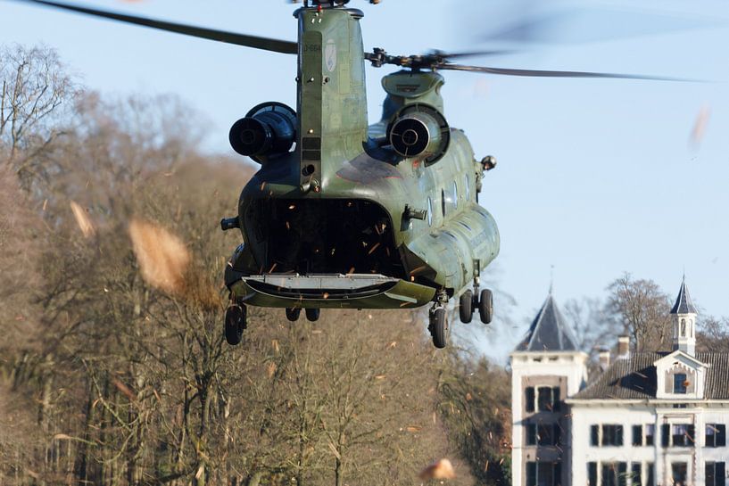 Chinook Hubschrauber landet bei einer Burg von Arjan van de Logt