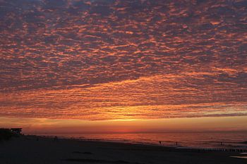 zonsondergang met avondrood op het strand van domburg in zeeland