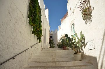 Une ruelle blanche dans le sud de l'Italie.