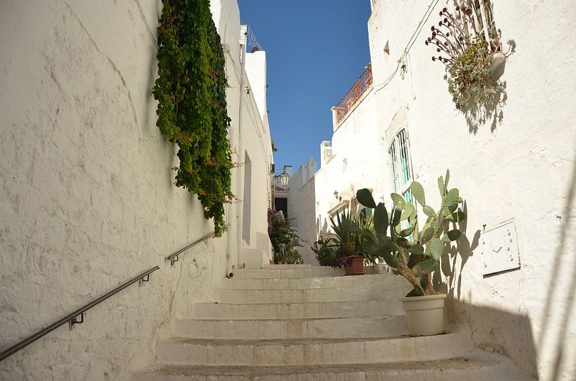 Une ruelle blanche dans le sud de l'Italie. par Floor Fotografie