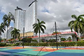 Ein Spielplatz an der Promenade der Cinta Costera von Claude Laprise