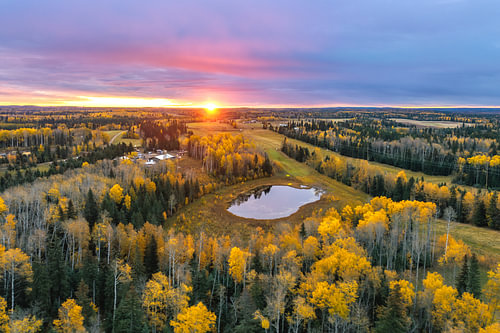 Sonnenaufgang über dem kanadischen Herbst