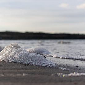 Meeresschaum am Strand von Marjolein Albregtse