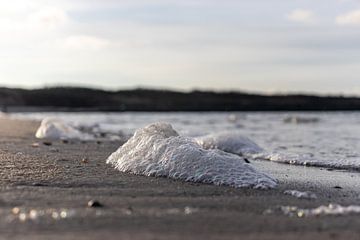 Meeresschaum am Strand von Marjolein Albregtse