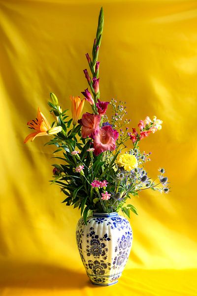 Fleurs dans un vase bleu delft par Cecile Mabelis