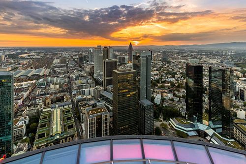 Frankfurt van boven Maintower bij zonsondergang