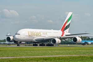 L'Airbus A380 d'Emirates décolle de Polderbaan. sur Jaap van den Berg