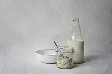 Stillleben mit Haferflocken und Milch, inspiriert von den Werken der niederländischen Meister