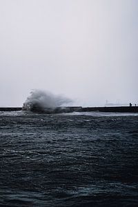 Golven breken op Noordelijk Havenhoofd Scheveningen 2022 van Jonai