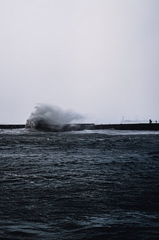 Wellen brechen am Noordelijk Havenhoofd Scheveningen 2022