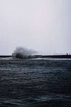 Waves break on Noordelijk Havenhoofd Scheveningen 2022 by Jonai
