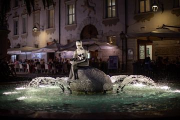 Gardameer - Fontana della Sirenetta in Riva del Garda in de late avond van t.ART