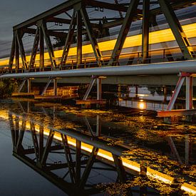 Zug über die Brücke am Abend von Simon van Leeuwen