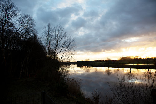 Schemering met zonsondergang op de Ems