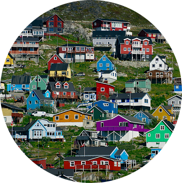 Farbenfroher Ort in Grönlands Süden van Reinhard  Pantke