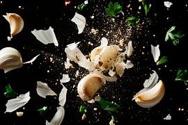 Knoblauchexplosion mit frischen Kräutern von Poster Art Shop