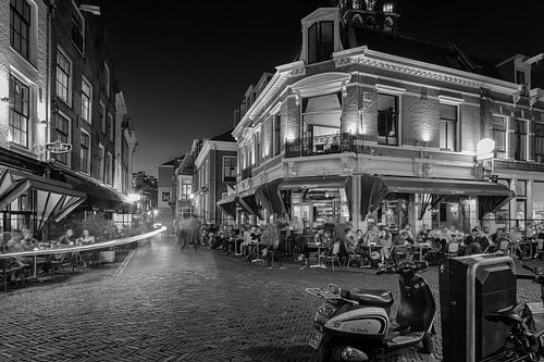 Het Wed in Utrecht in het avondlicht met volle terrassen (Monochroom)