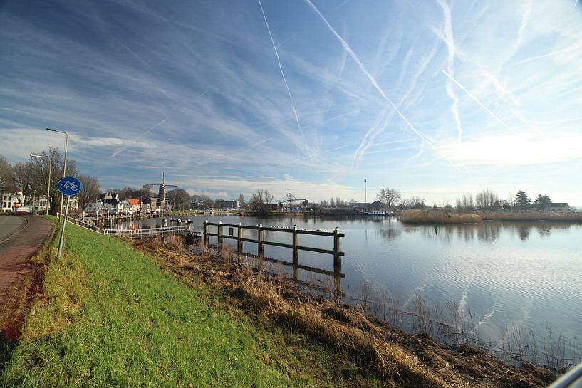 Hollandsche IJssel bij Gouda met reflectie van de wolken van André Muller