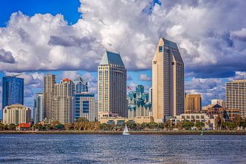 Skyline von San Diego - Wolken ruhen von Joseph S Giacalone Photography