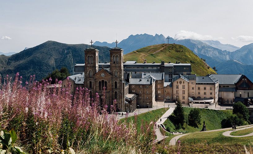 Blick auf die wunderschöne Basilika Sanctuaire de la Salette von Natalia Balanina