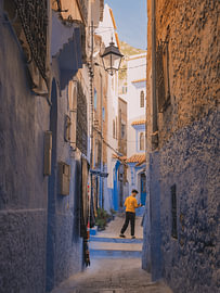 junger Mann in einer Gasse in Chefchaouen von Lizet Wesselman