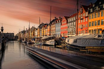 Sonnenuntergang am Nyhavn, einem wunderschönen Hafen im Zentrum von Kopenhagen