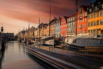 Sonnenuntergang am Nyhavn, einem wunderschönen Hafen im Zentrum von Kopenhagen