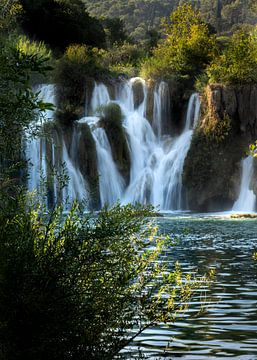 Waterval van Krka in weelderig groen van Anouk Kooiman