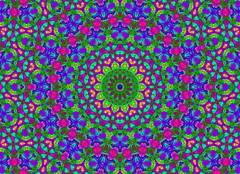Vintage Power 2 (Mandala in Lilac and Violet) by Caroline Lichthart
