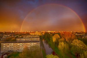 Doppelter Regenbogen mit Sturm über Amsterdam