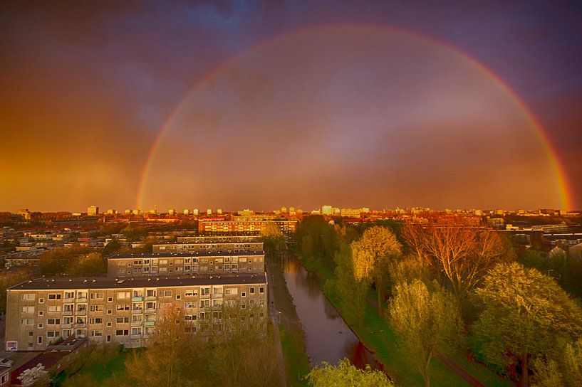 Dubbele regenboog met onweer boven Amsterdam van Peter Bartelings