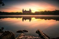 Het kasteel Johannisburg in Aschaffenburg Duitsland in de mist en de zonsopgang met reflectie van Fotos by Jan Wehnert thumbnail
