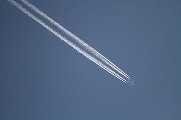 Emirates in Blue sky van Ronald Bruijniks