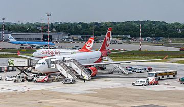 Air Berlin Airbus A330 en A319 op Flughafen Düsseldorf. van Jaap van den Berg
