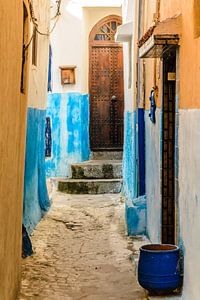 Enge Gasse mit brauner Tür in Medina von Rabat in Marokko
