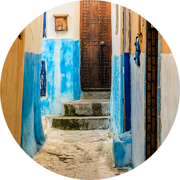 Smal steegje met bruine deur in medina van rabat in marokko