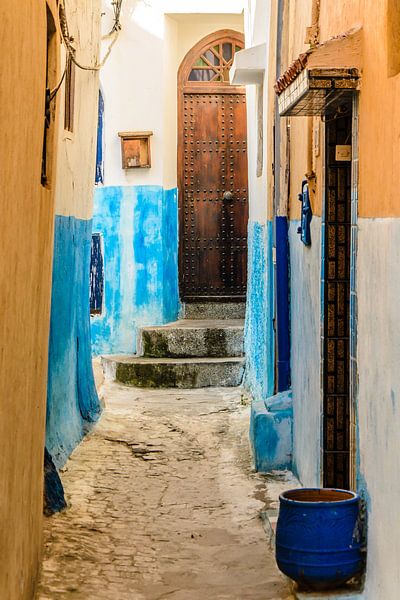 Ruelle étroite avec porte marron dans la médina de rabat au maroc par Dieter Walther