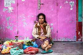 No money for a stall and still at the market by De wereld door de ogen van Hictures