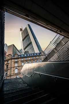 Ondergronds uitzicht Frankfurt am Main naar Commerzbank toren, Hochaus van Fotos by Jan Wehnert