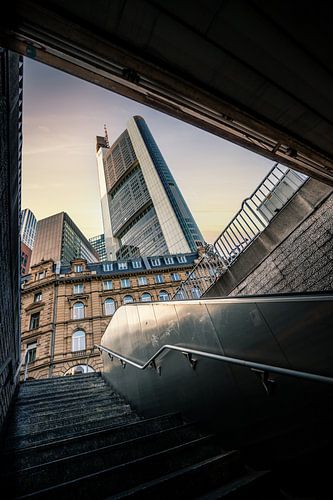 Ondergronds uitzicht Frankfurt am Main naar Commerzbank toren, Hochaus