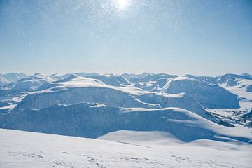 Winterlandschap met fjorden boven Tromso Noorwegen van Leo Schindzielorz