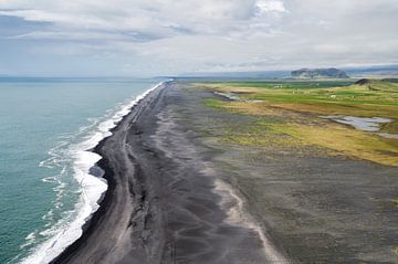 Zwart strand in IJsland van Tim Vlielander