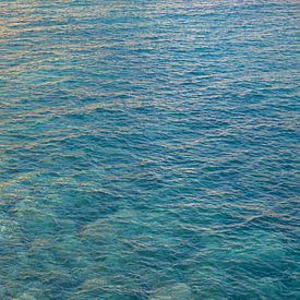 Wellige Oberfläche des klaren Meerwassers von Adriana Mueller